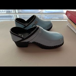 Non slip nursing shoes